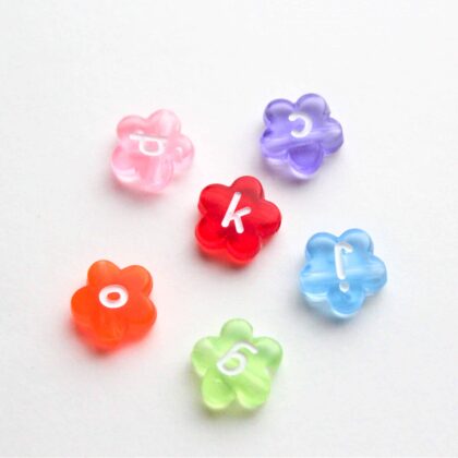 Akrylperler, blomster, ulike farger, med bokstaver