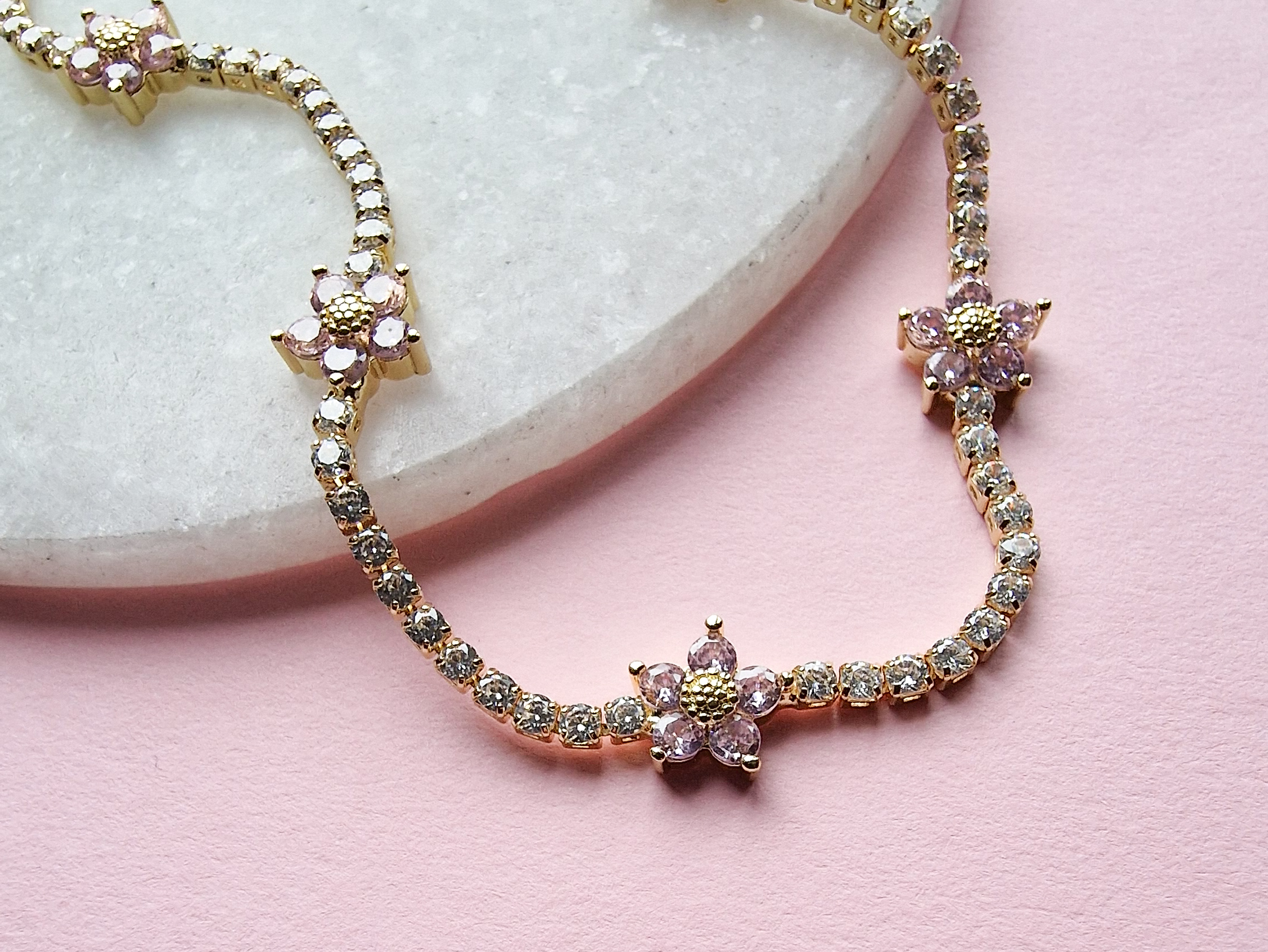 18k gullforgylt smykke med blomster i Cubic Zirconia