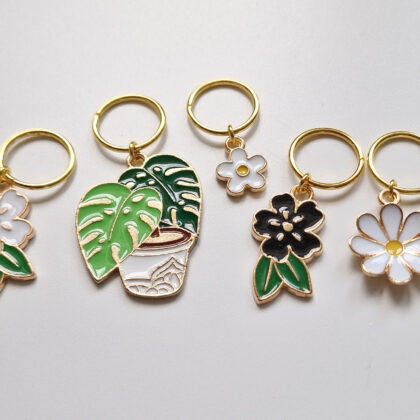Strikkemarkører, 5 pk, hvite blomster, svart blomst og monstera plante anheng