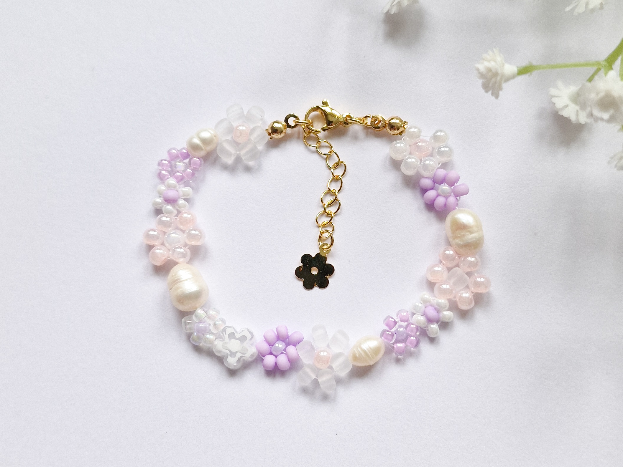Blomsterarmbånd i flere ulike farger, med ferskvannsperler. - Bilde 6