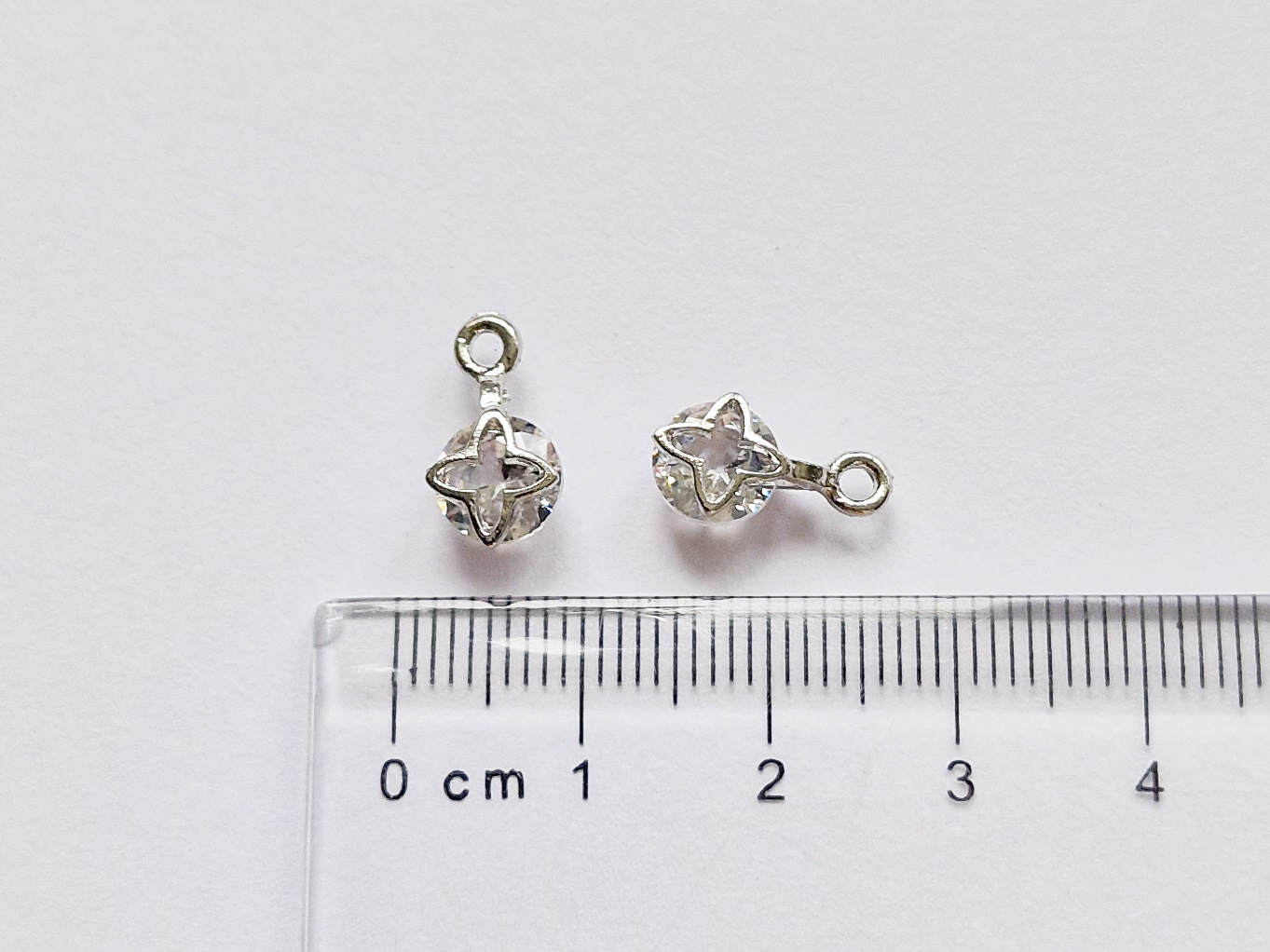 Anheng, med Cubic Zirconia, sølvfarget