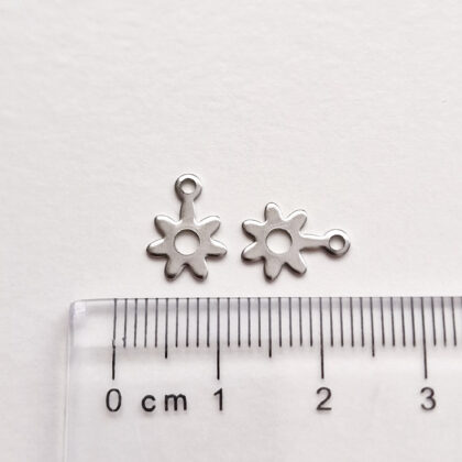Små sølvfargede blomster anheng.