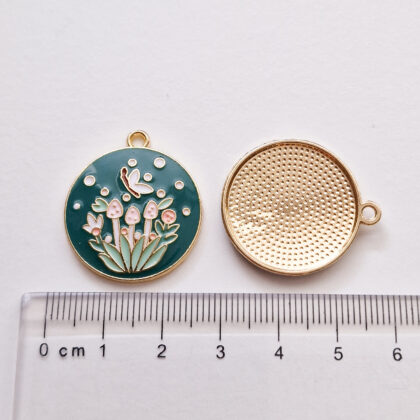 Anheng, grønn plate med blomstermotiv