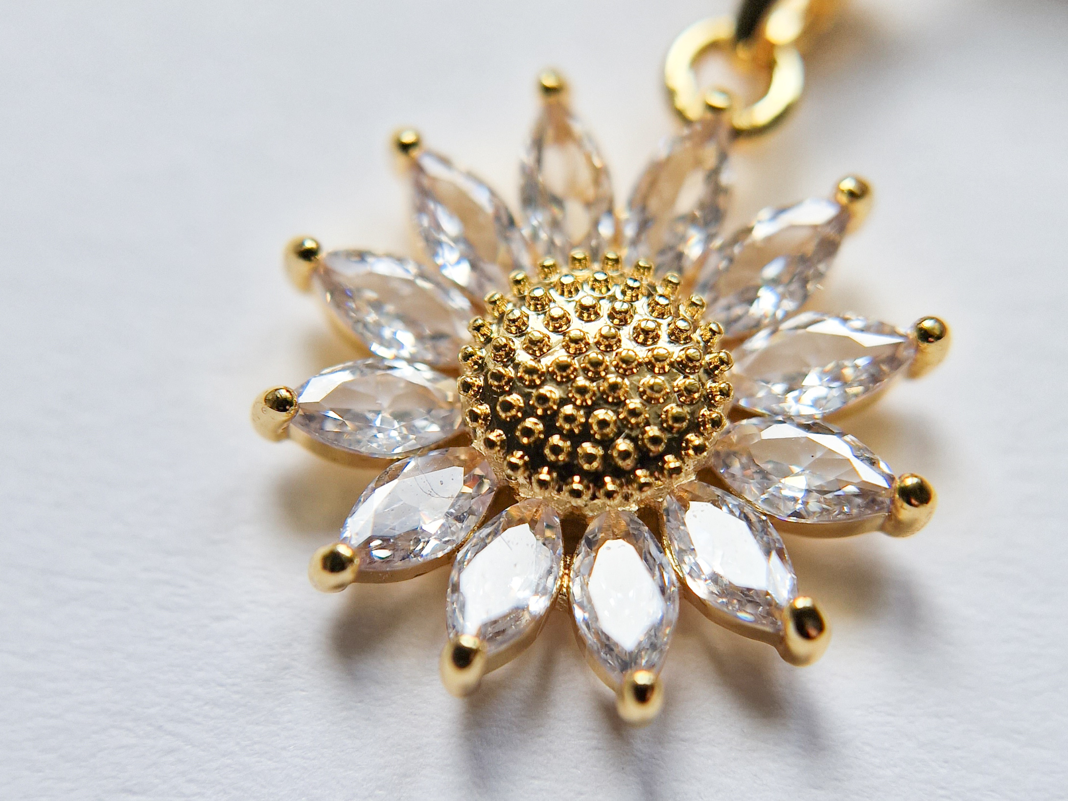 18k gullforgylt smykke med blomster anheng - Bilde 2