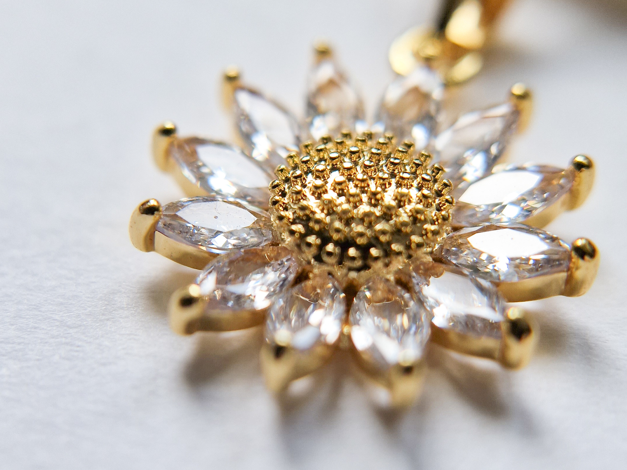 18k gullforgylt smykke med blomster anheng - Bilde 3