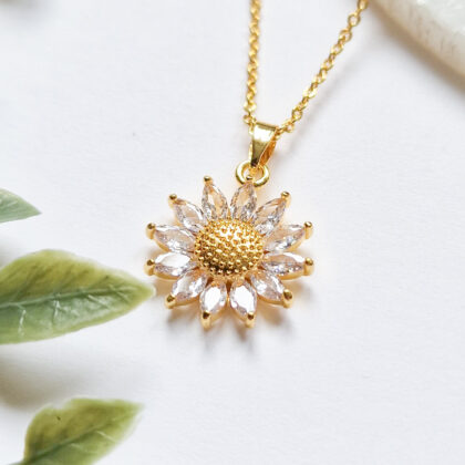 18k gullforgylt smykke med blomster anheng