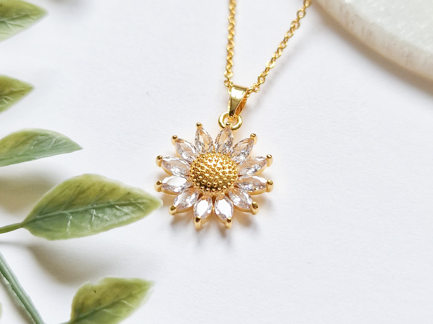 18k gullforgylt smykke med blomster anheng