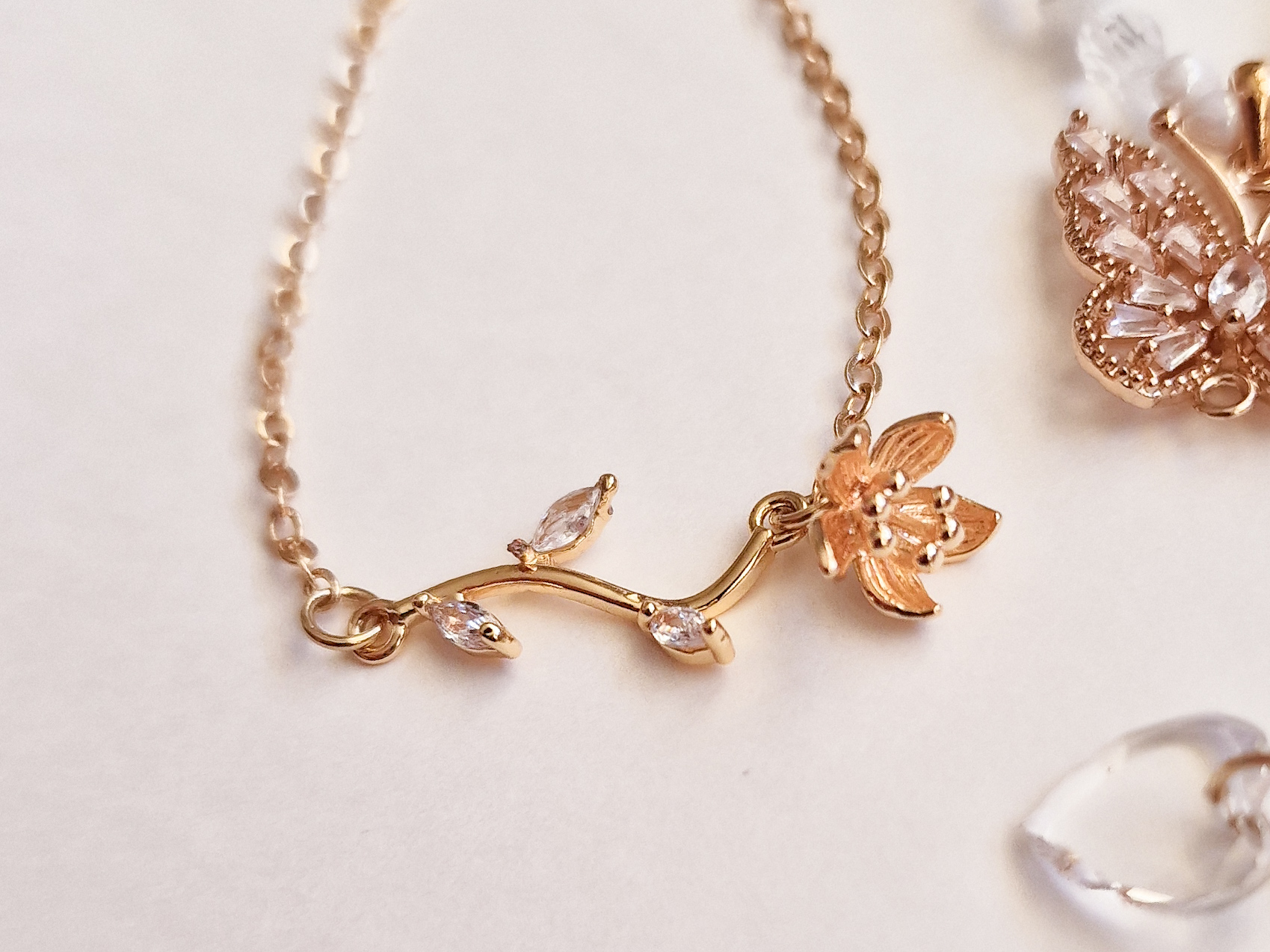 Gullforgylt armbånd med vakker blomst - Bilde 4