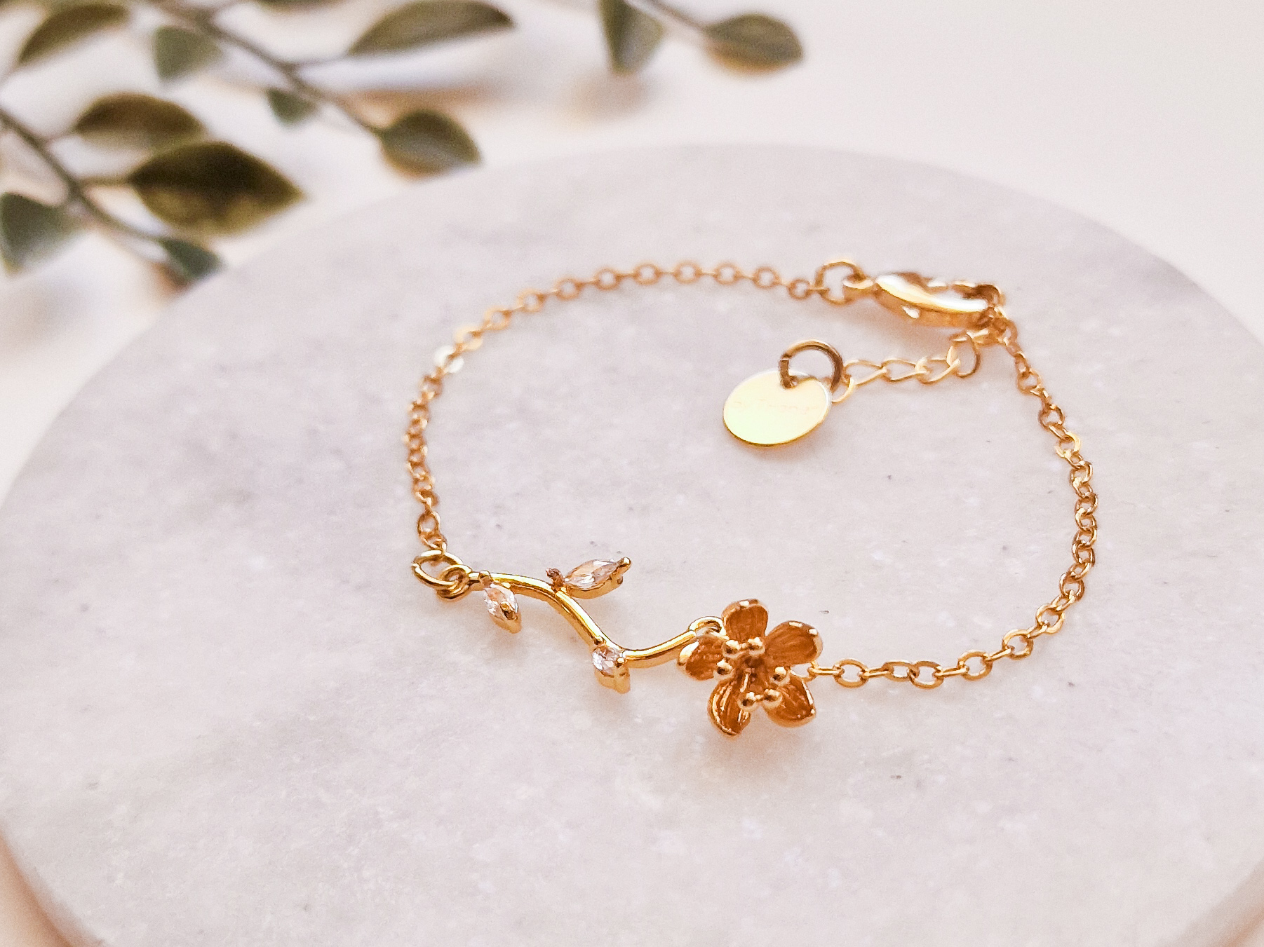 Gullforgylt armbånd med vakker blomst - Bilde 3