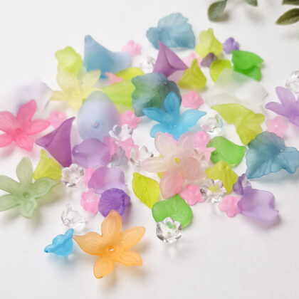 Akrylperlemiks, fargerike blomster og blader med frostet overflate.