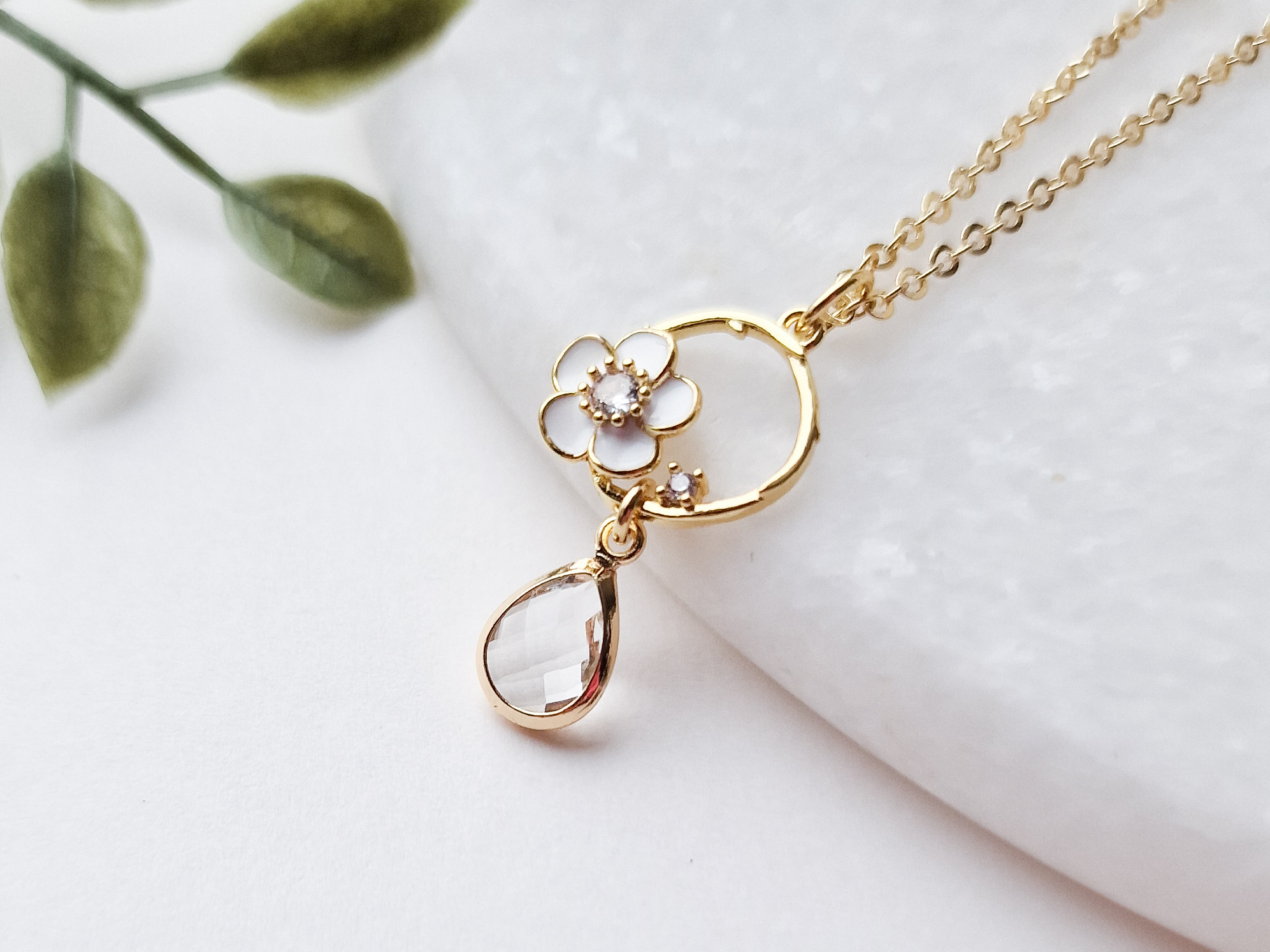 18k gullforgylt smykke med blomst