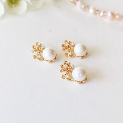 18k gullforgylt blomster anheng med perle