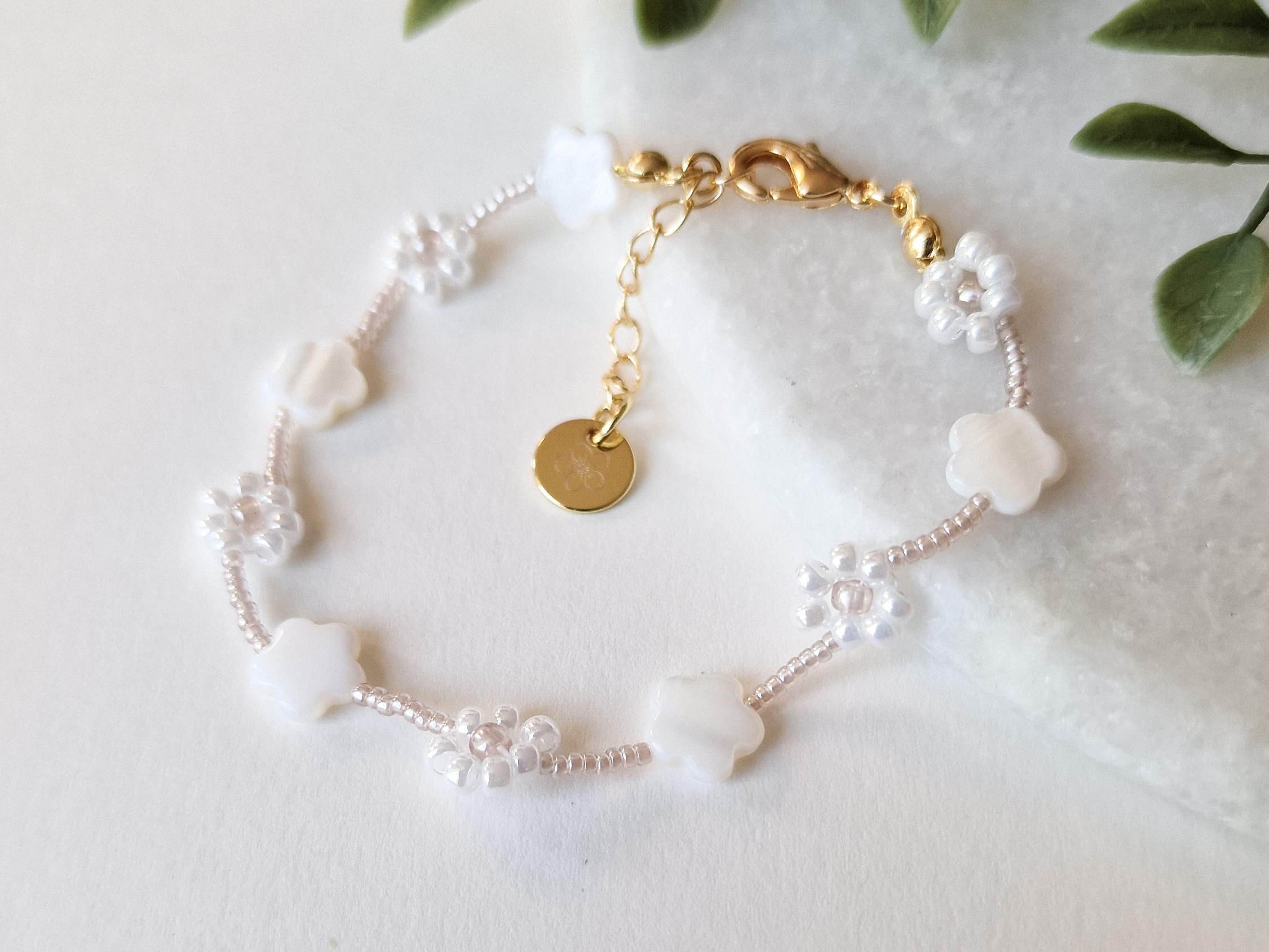Blomsterarmbånd med skjellperler