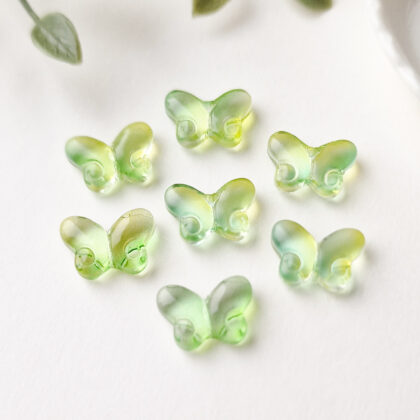 Glassperler, sommerfugler, lys grønn 8pk