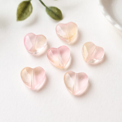Glassperler, hjerter i rosa/oransje