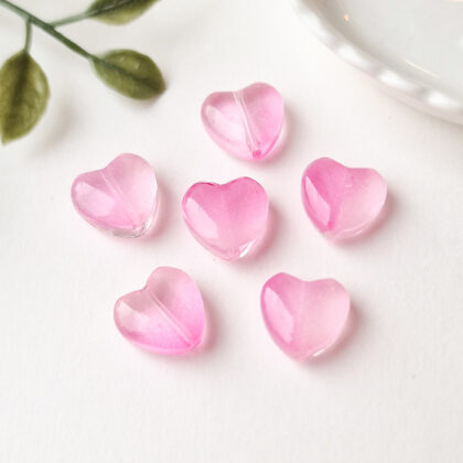 Glassperler, hjerter i rosa