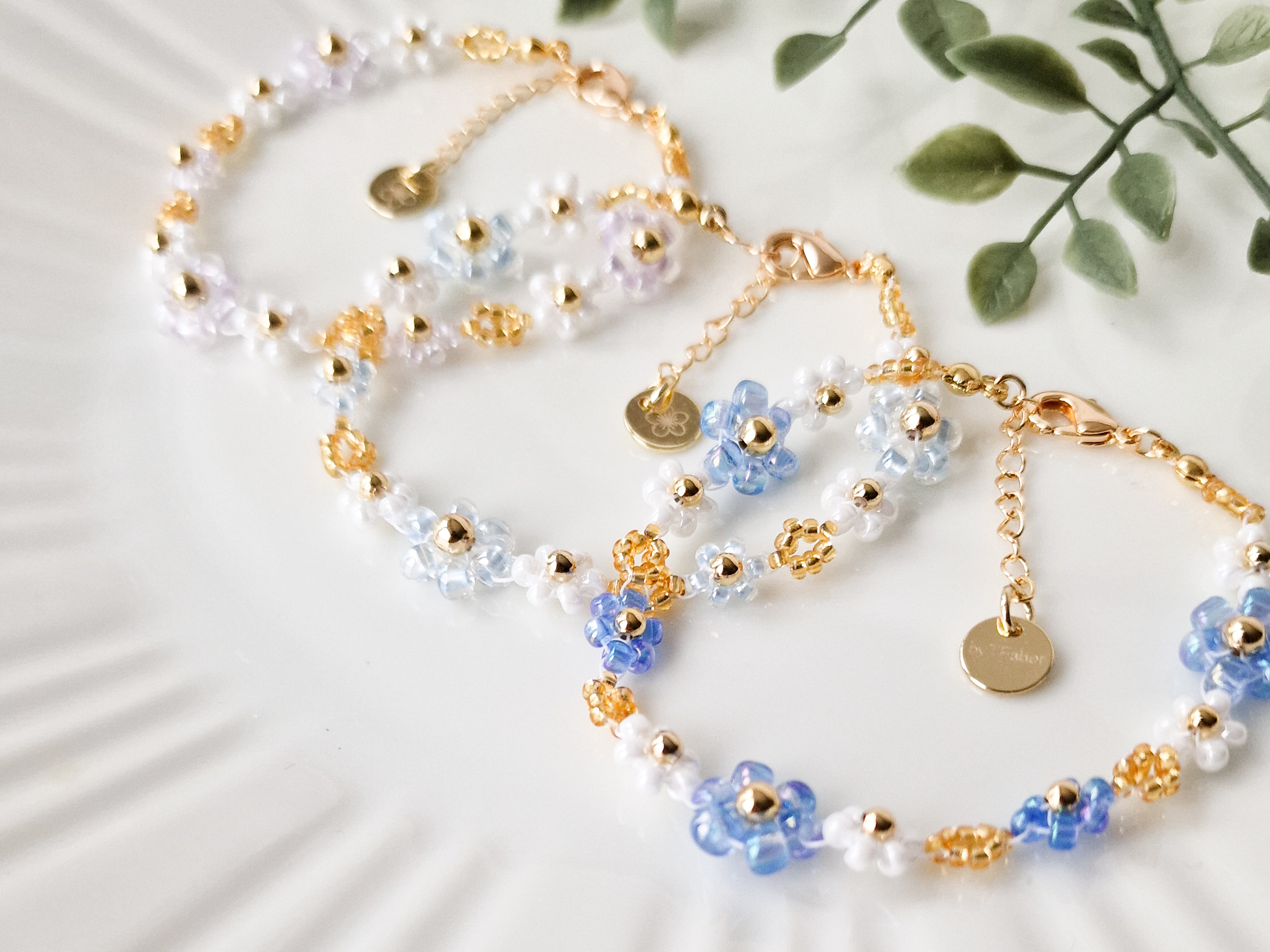 Blomsterarmbånd med gullperler. - Bilde 2