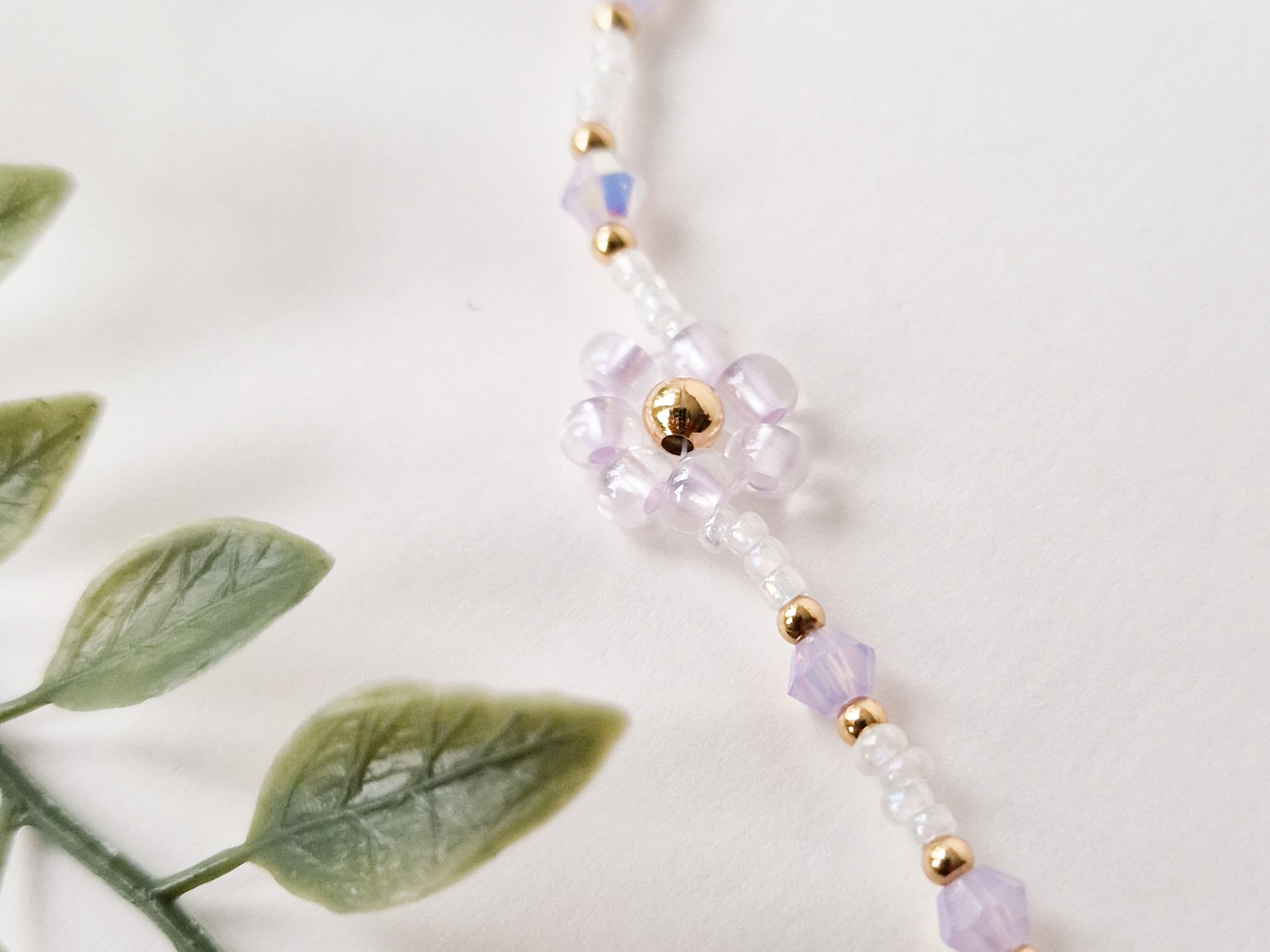 Perlesmykke med blomster i lys lilla - Bilde 2