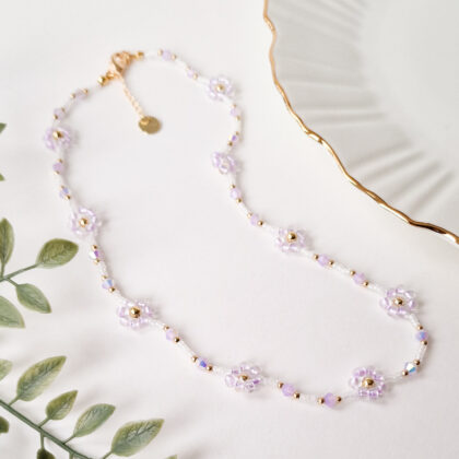 Perlesmykke med blomster i lys lilla