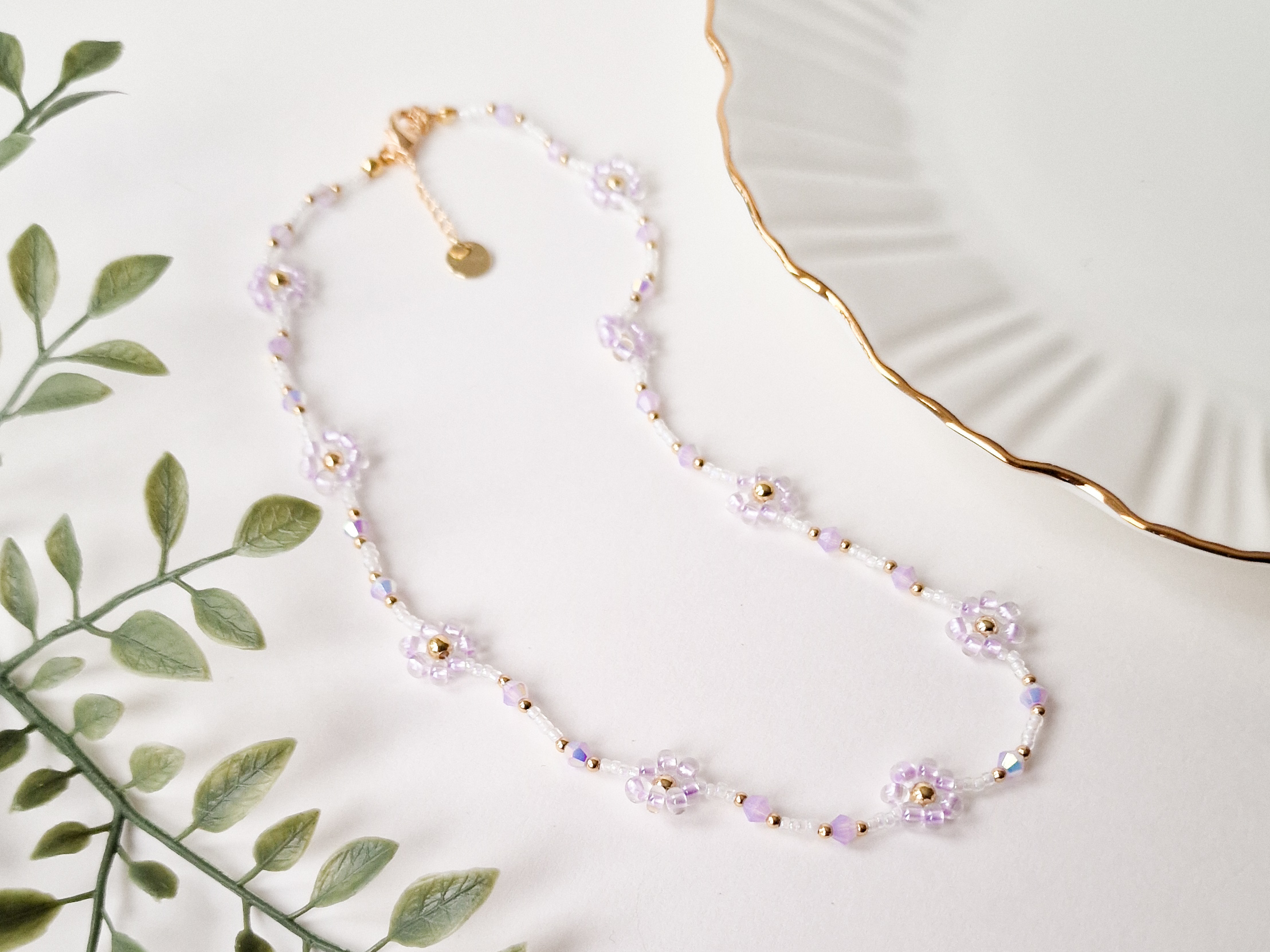 Perlesmykke med blomster i lys lilla