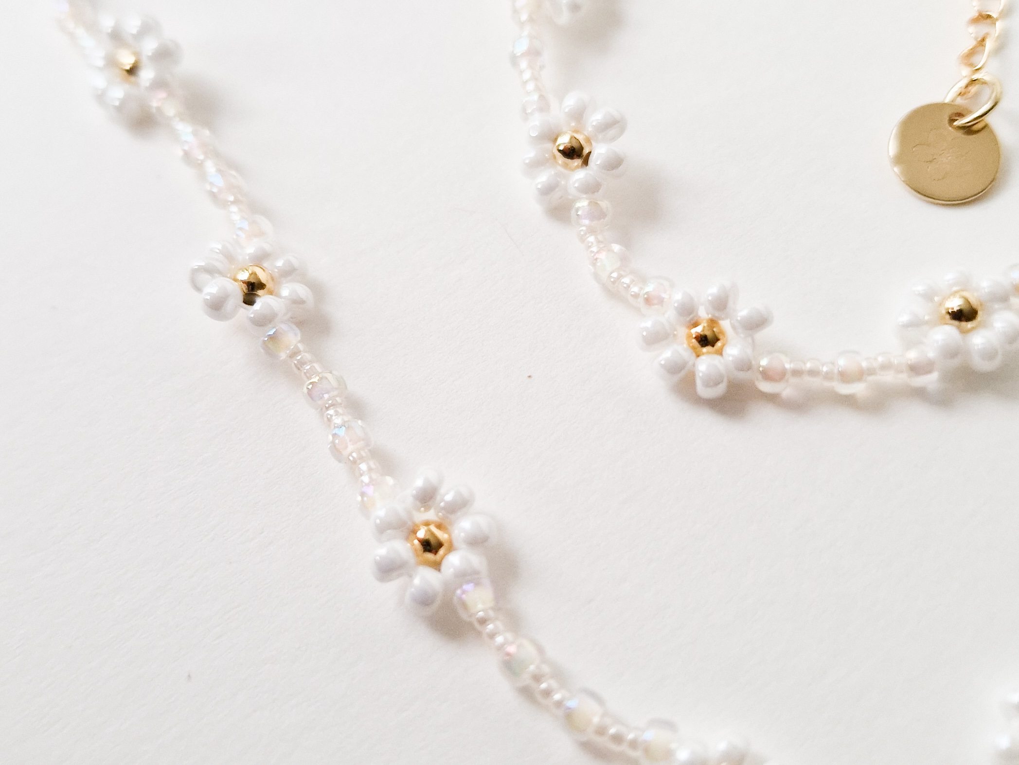 Smykkesett med hvite perle-blomster og gullperler - Bilde 4
