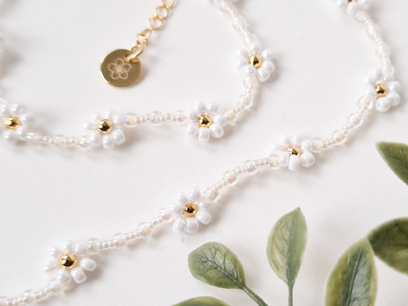 Smykkesett med hvite perle-blomster og gullperler - Bilde 2