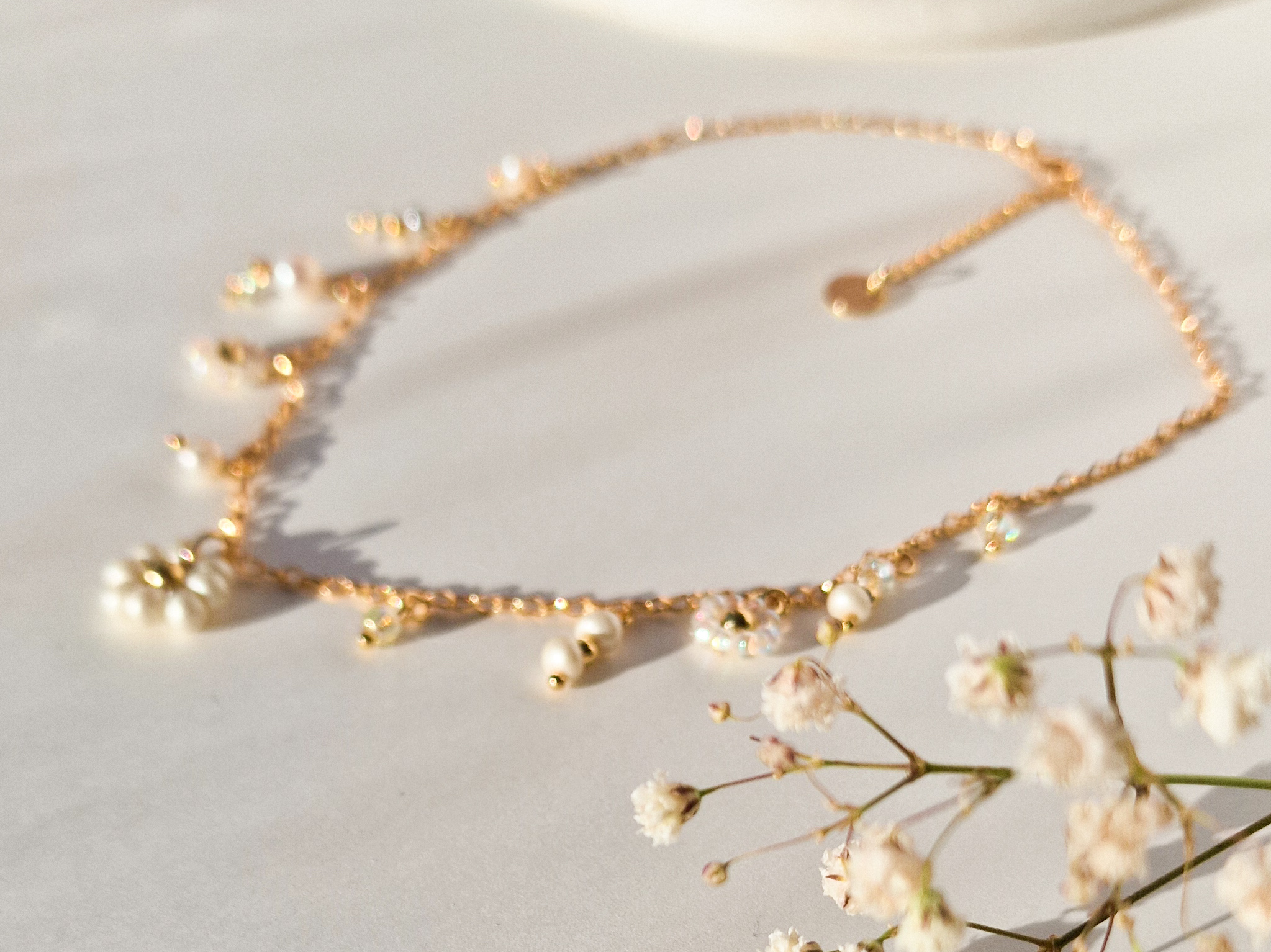 Gullforgylt smykke med blomster og perleanheng. - Bilde 4