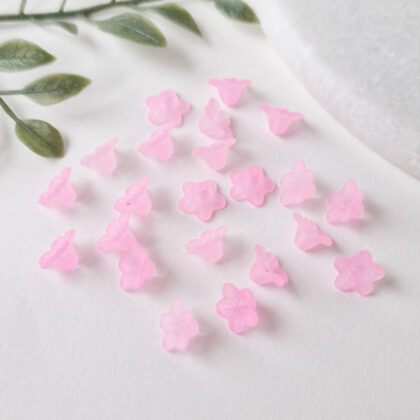 Akrylperler, rosa blomster med frostet overflate
