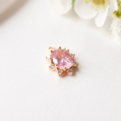 18k gullforgylt anheng med rosa oval krystall
