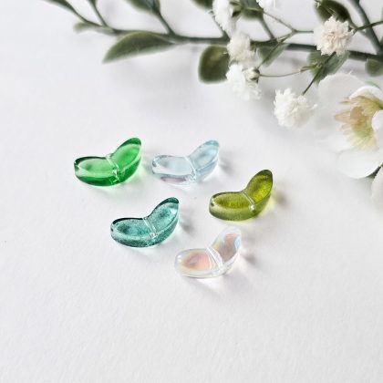 Glassperler, blader i ulike farger