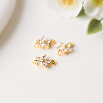 18k gullforgylt anheng, liten blomst med krystaller